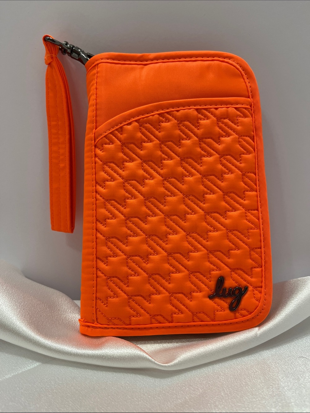🆕 LUG - NWOT - Tandem Zip SE RFID Wallet in Coral